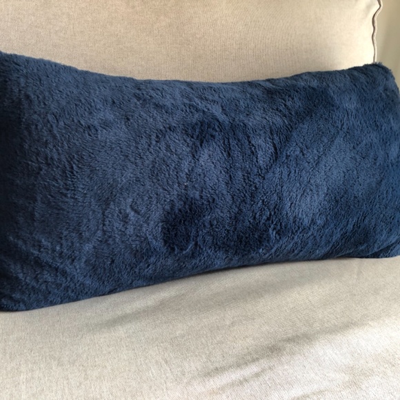Two blue plush decorative pillows - Picture 2 of 2